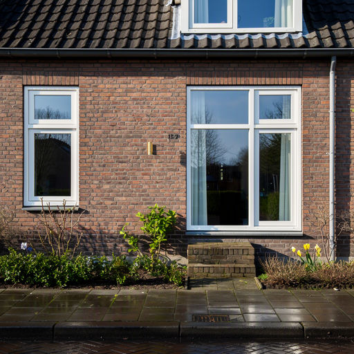 Witte kunststof draaikiepramen met HR++ glas in een rijtjeshuis in Wassenaar